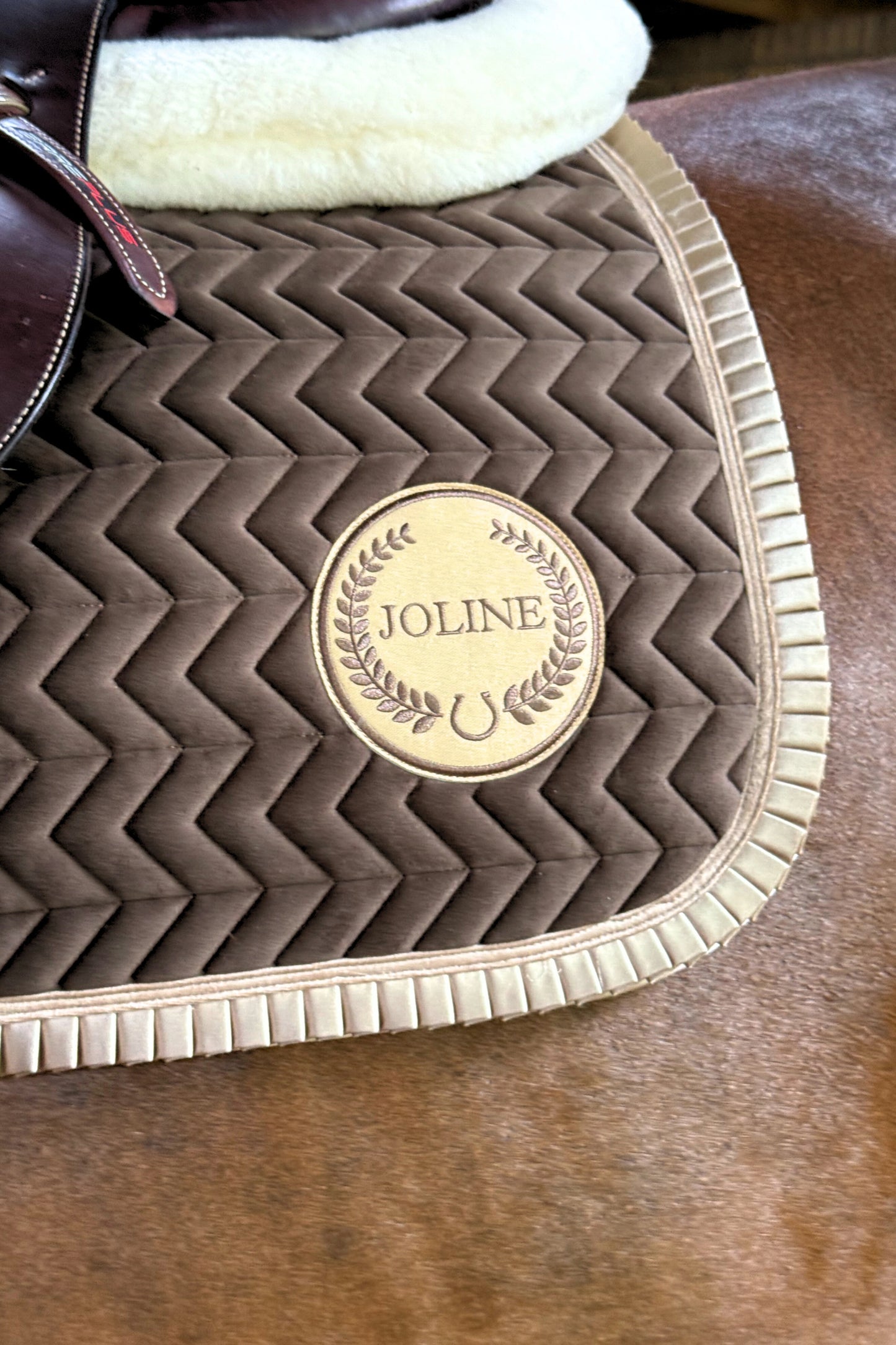 ZadeldekjeLotteChocolateBrown_b26fe9f0-2e00-426e-adce-bbe7f01c50ca